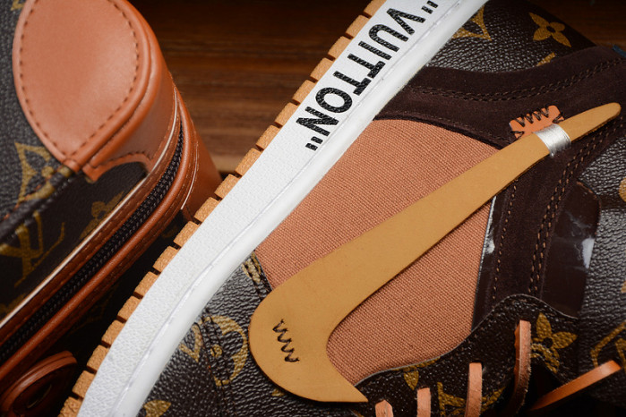 OFF–WHITE X NIKE AIR JORDAN 1S(WITH CASE)